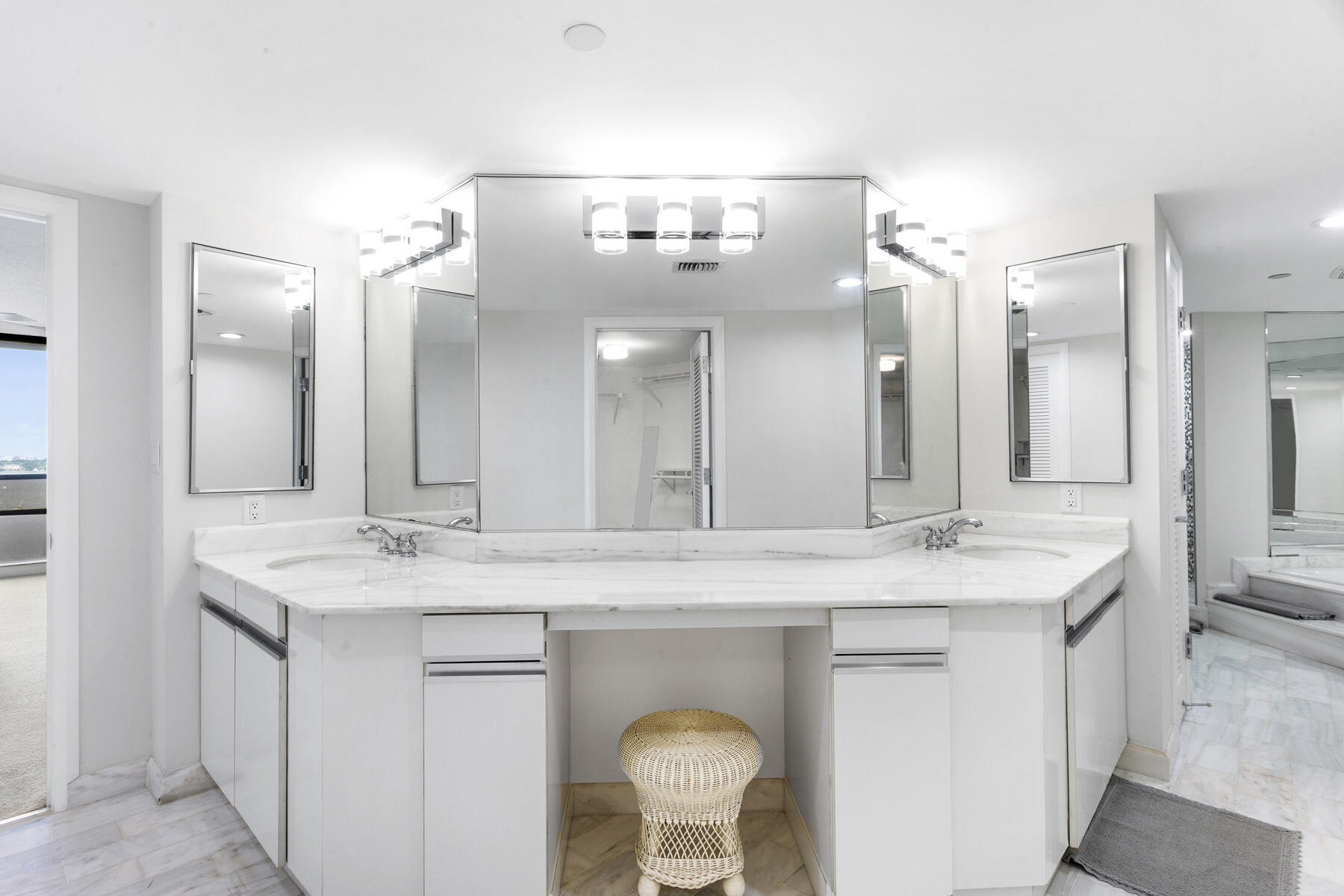 100 Lakeshore Dr #454 North Palm Beach, FL 33408