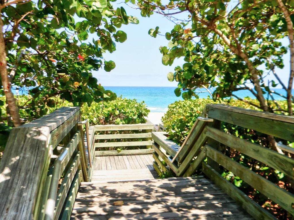 19651 Riverside Dr Jupiter, FL 33469