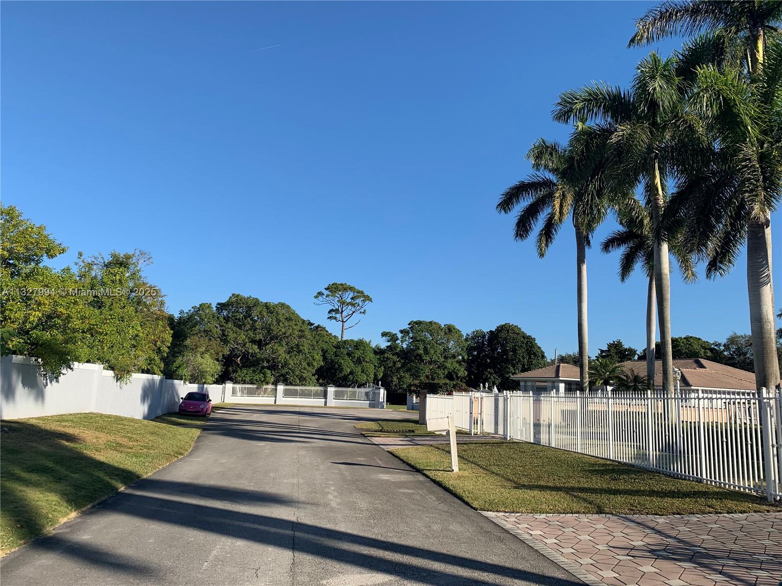 7625 SW 75th Ave Miami, FL 33143