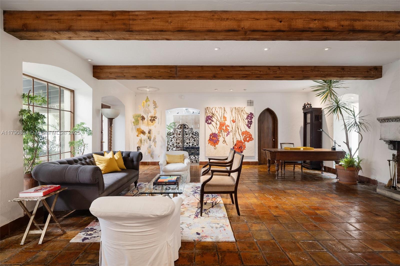 5215 Pine Tree Dr Miami Beach, FL 33140