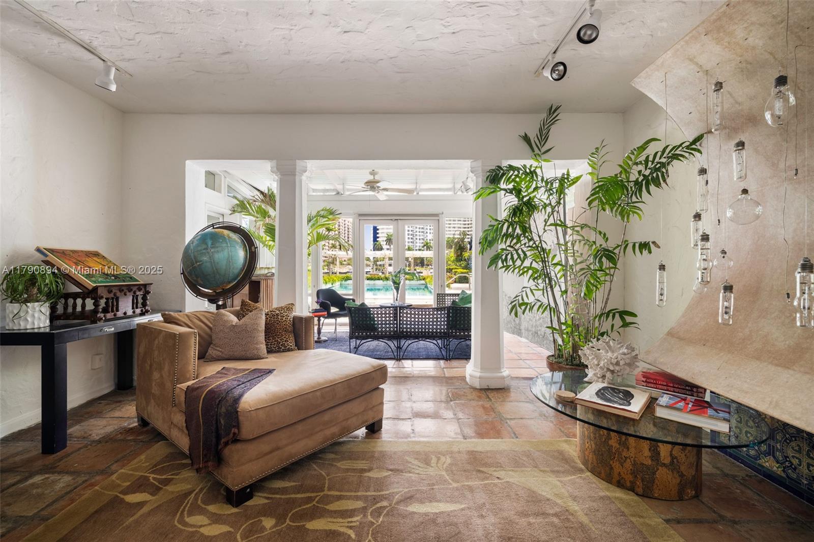 5215 Pine Tree Dr Miami Beach, FL 33140