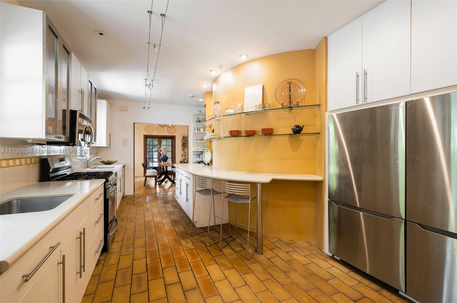 5215 Pine Tree Dr Miami Beach, FL 33140