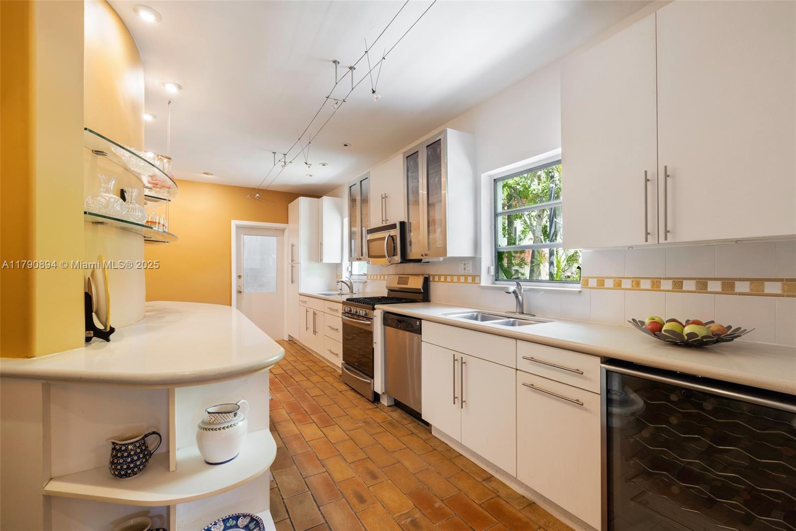 5215 Pine Tree Dr Miami Beach, FL 33140