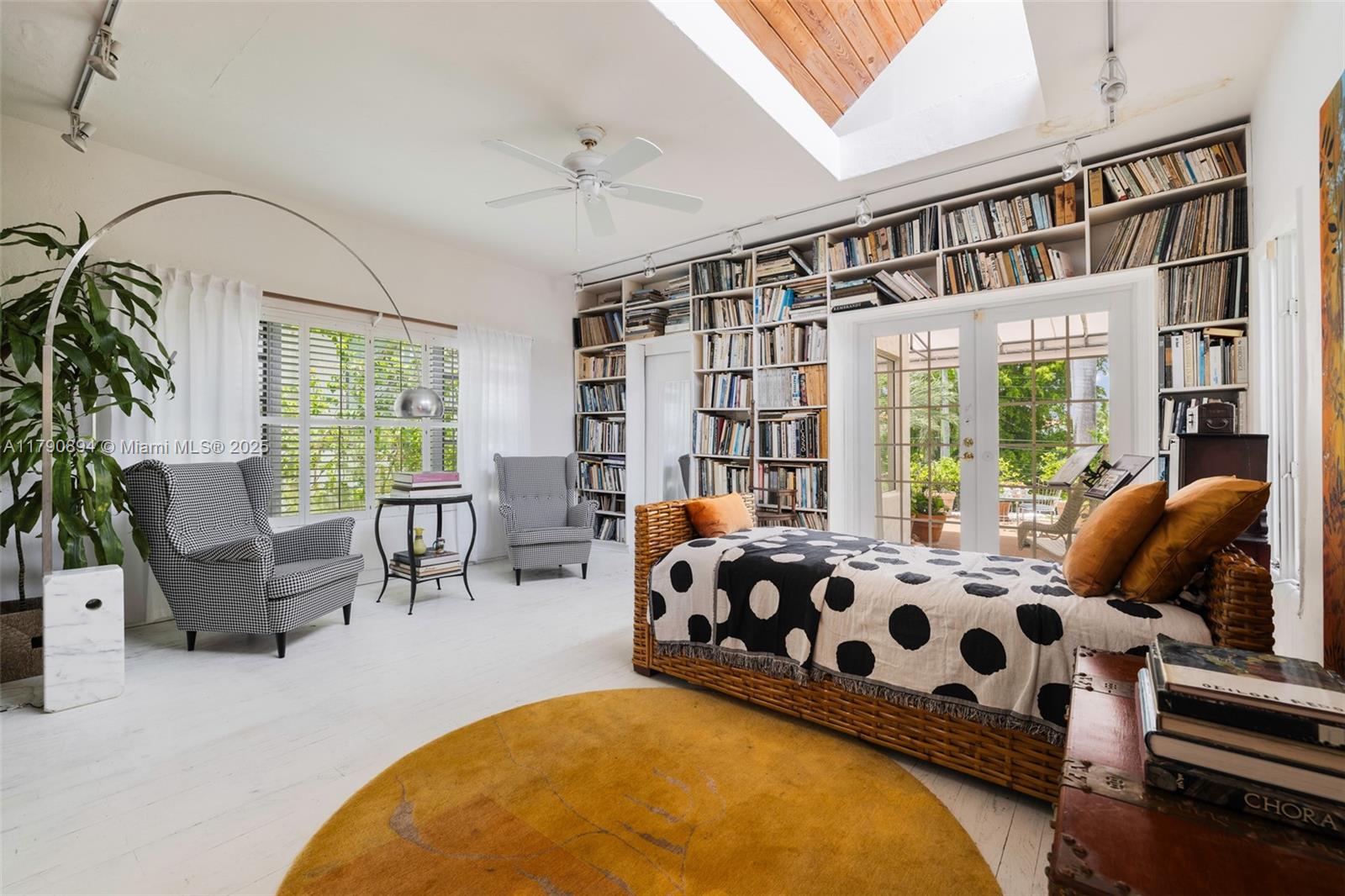 5215 Pine Tree Dr Miami Beach, FL 33140