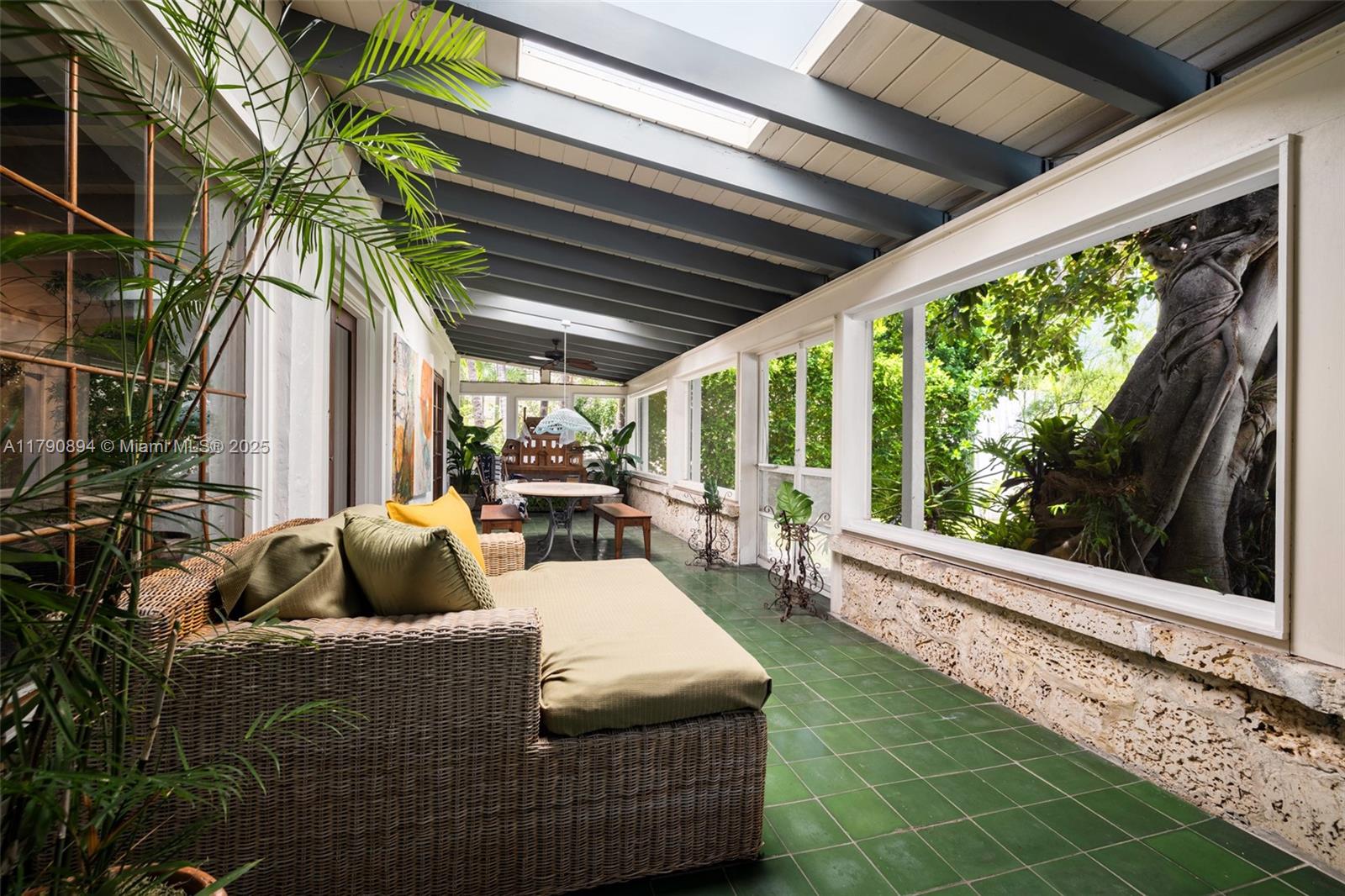 5215 Pine Tree Dr Miami Beach, FL 33140