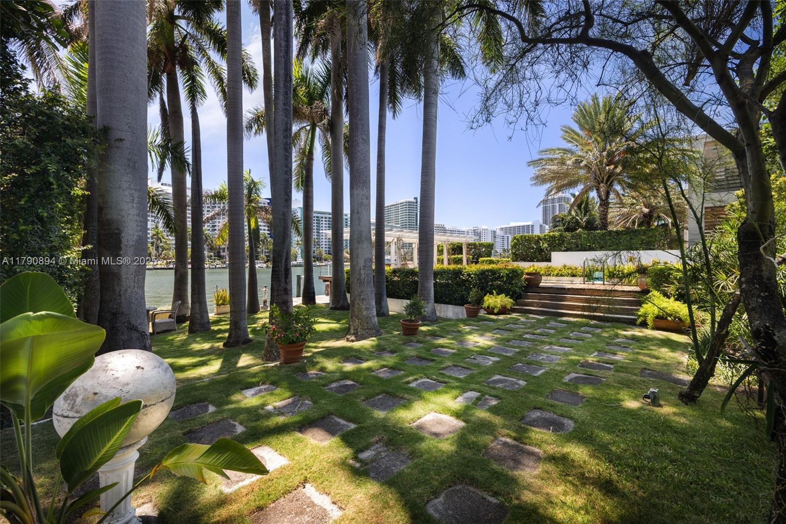 5215 Pine Tree Dr Miami Beach, FL 33140