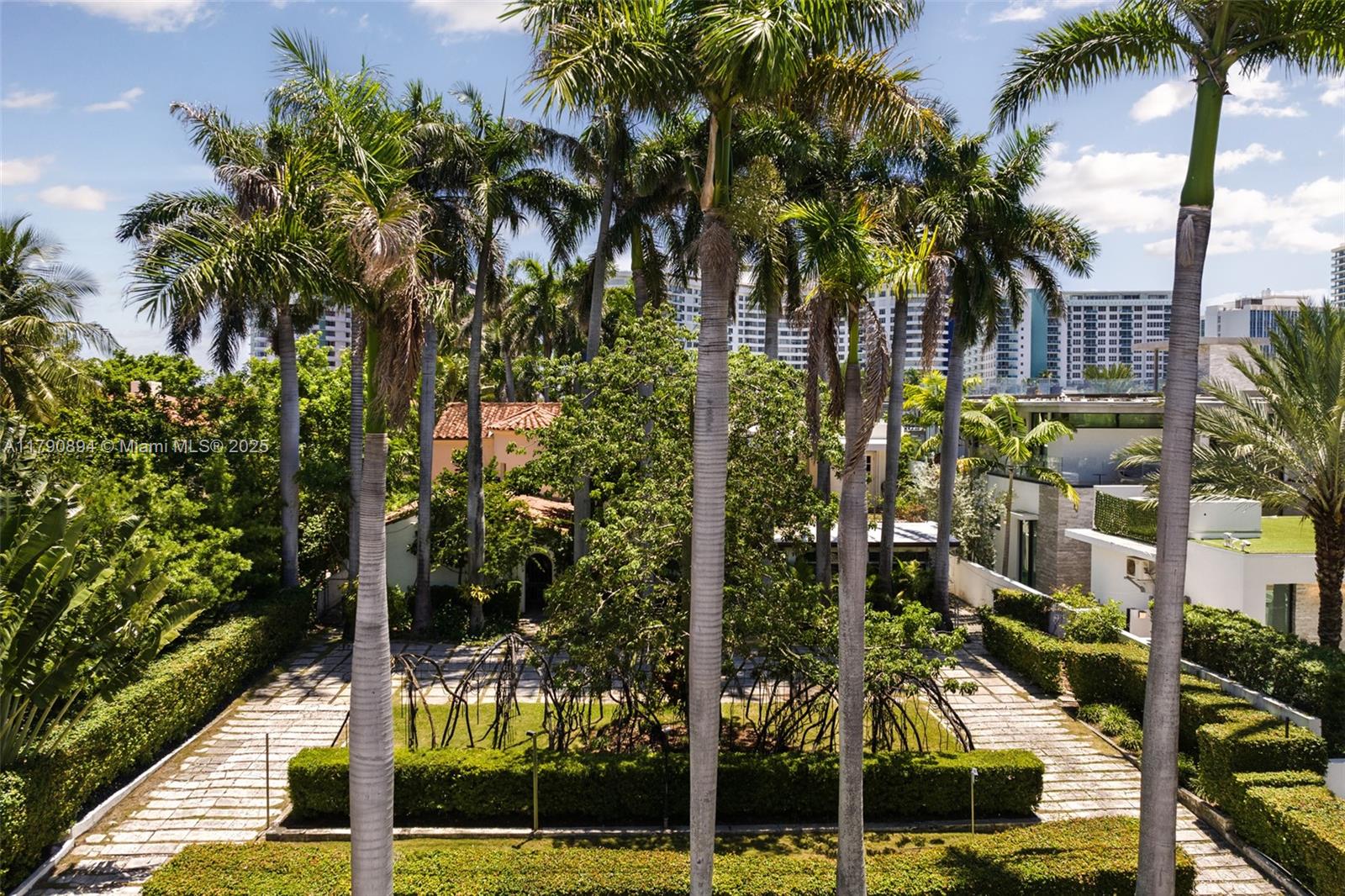 5215 Pine Tree Dr Miami Beach, FL 33140