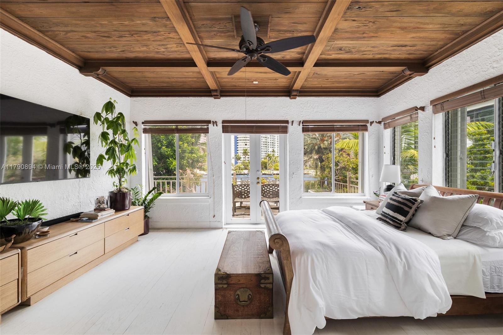 5215 Pine Tree Dr Miami Beach, FL 33140