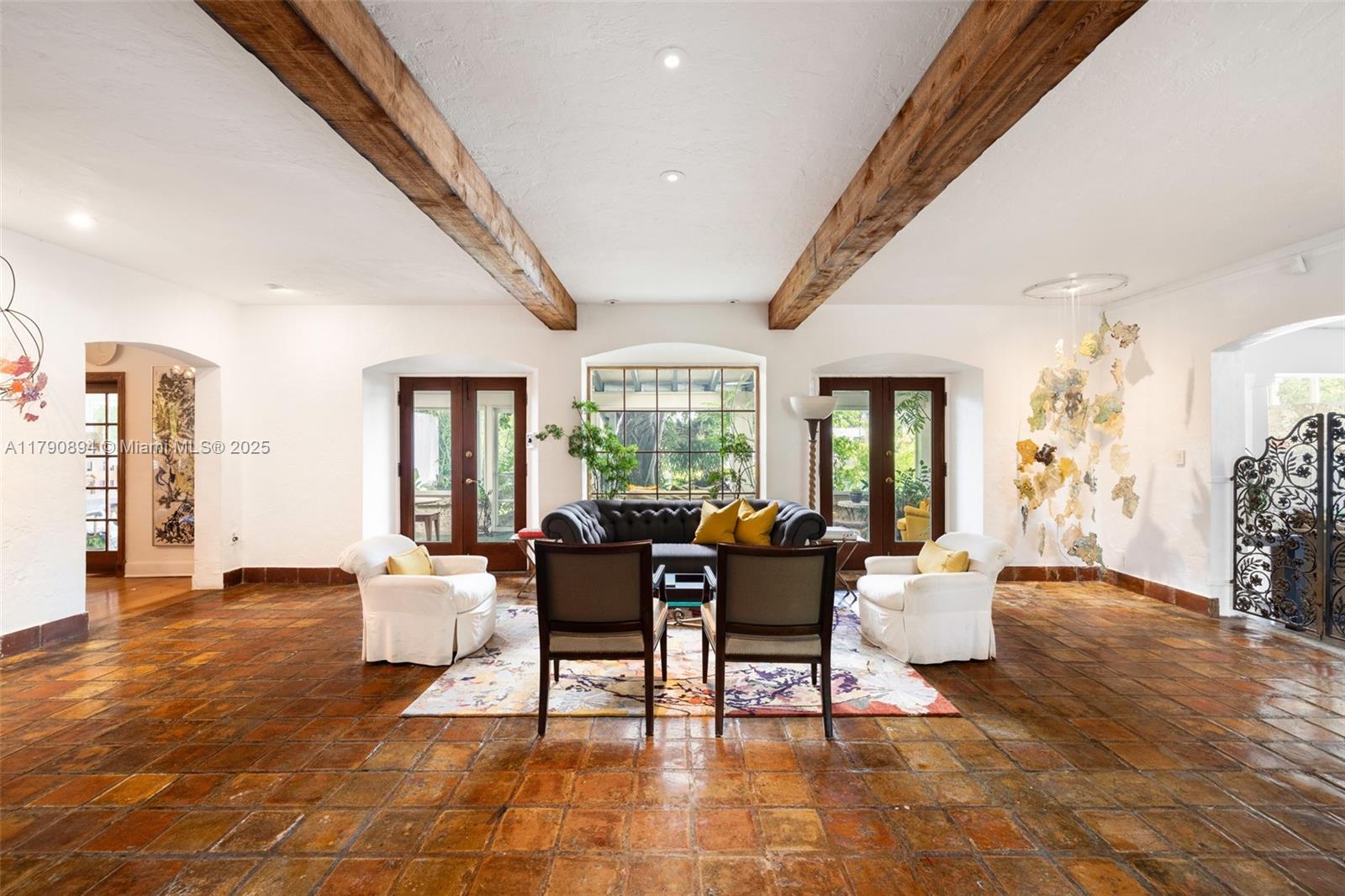 5215 Pine Tree Dr Miami Beach, FL 33140