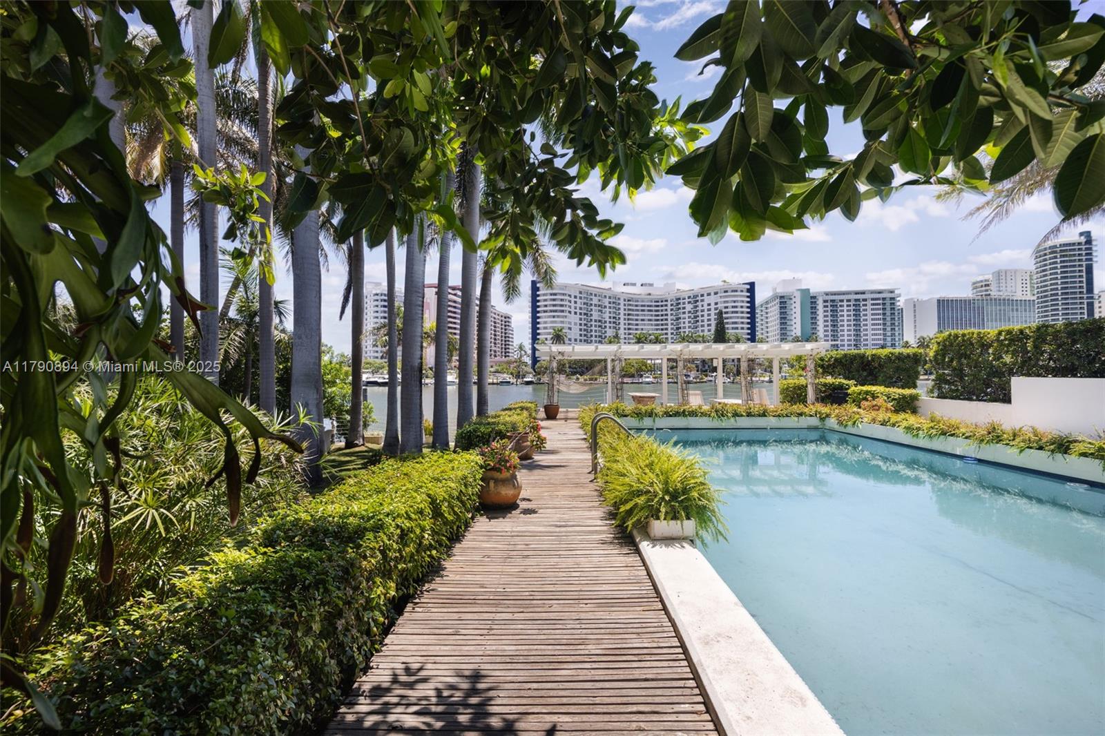 5215 Pine Tree Dr Miami Beach, FL 33140