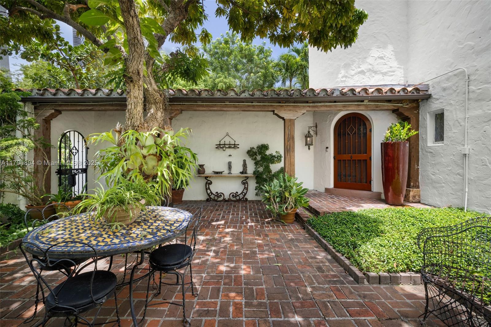 5215 Pine Tree Dr Miami Beach, FL 33140