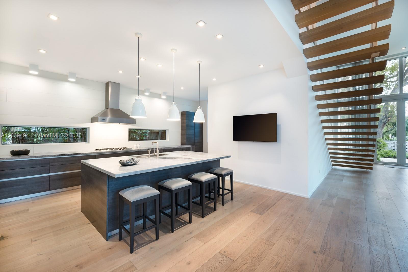 335 W 46th St Miami Beach, FL 33140