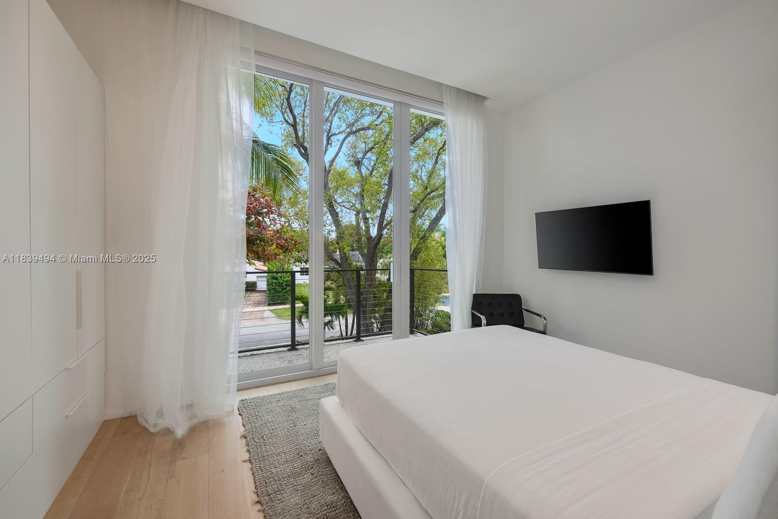 335 W 46th St Miami Beach, FL 33140