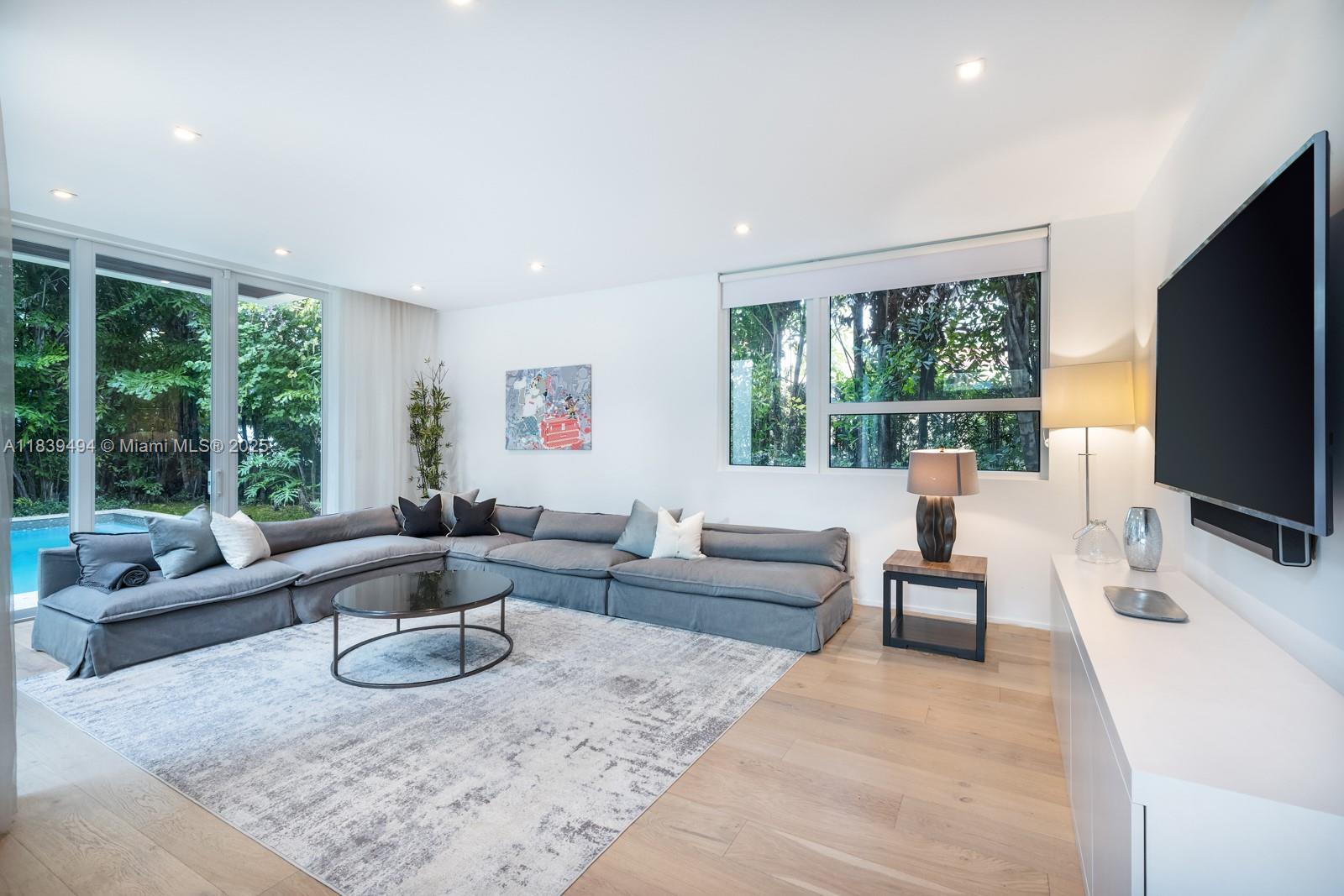 335 W 46th St Miami Beach, FL 33140