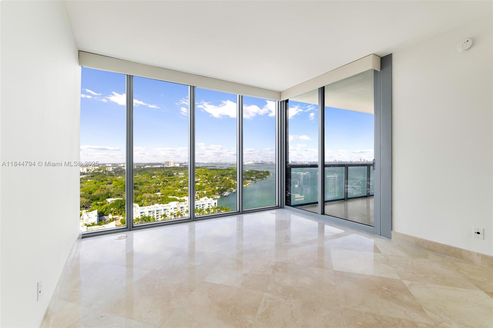 image Blue Condo15