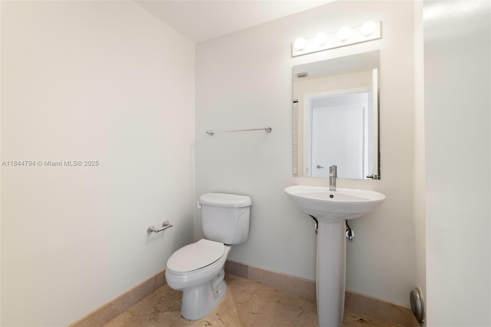 image Blue Condo22