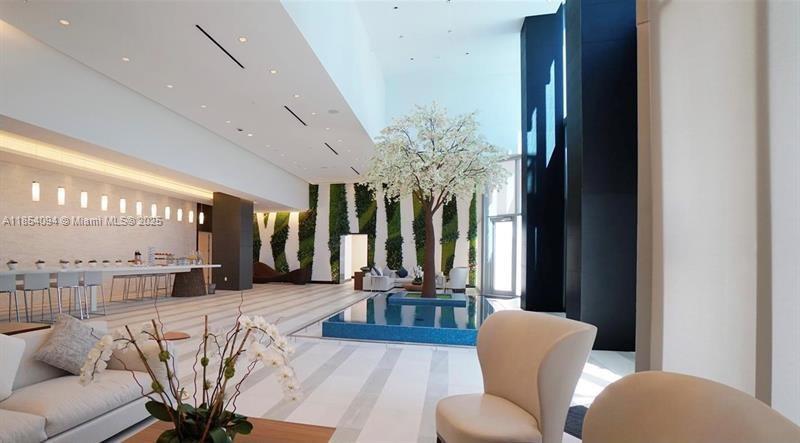 image Paramount Miami Worldcent25