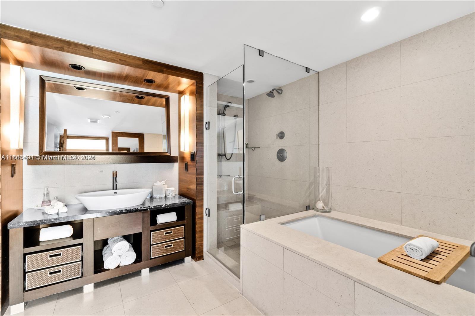 image Carillon Condominium13