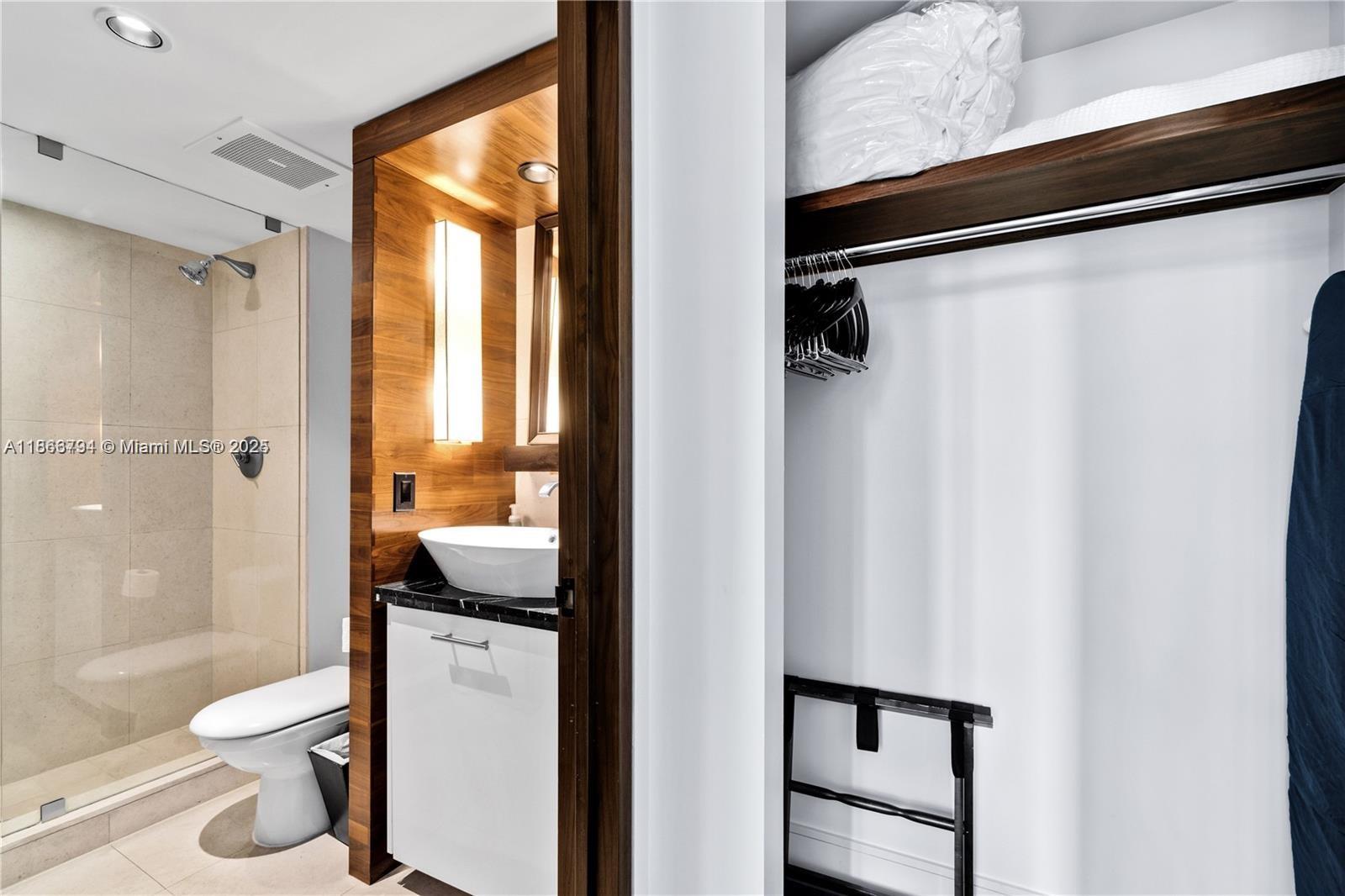 image Carillon Condominium16