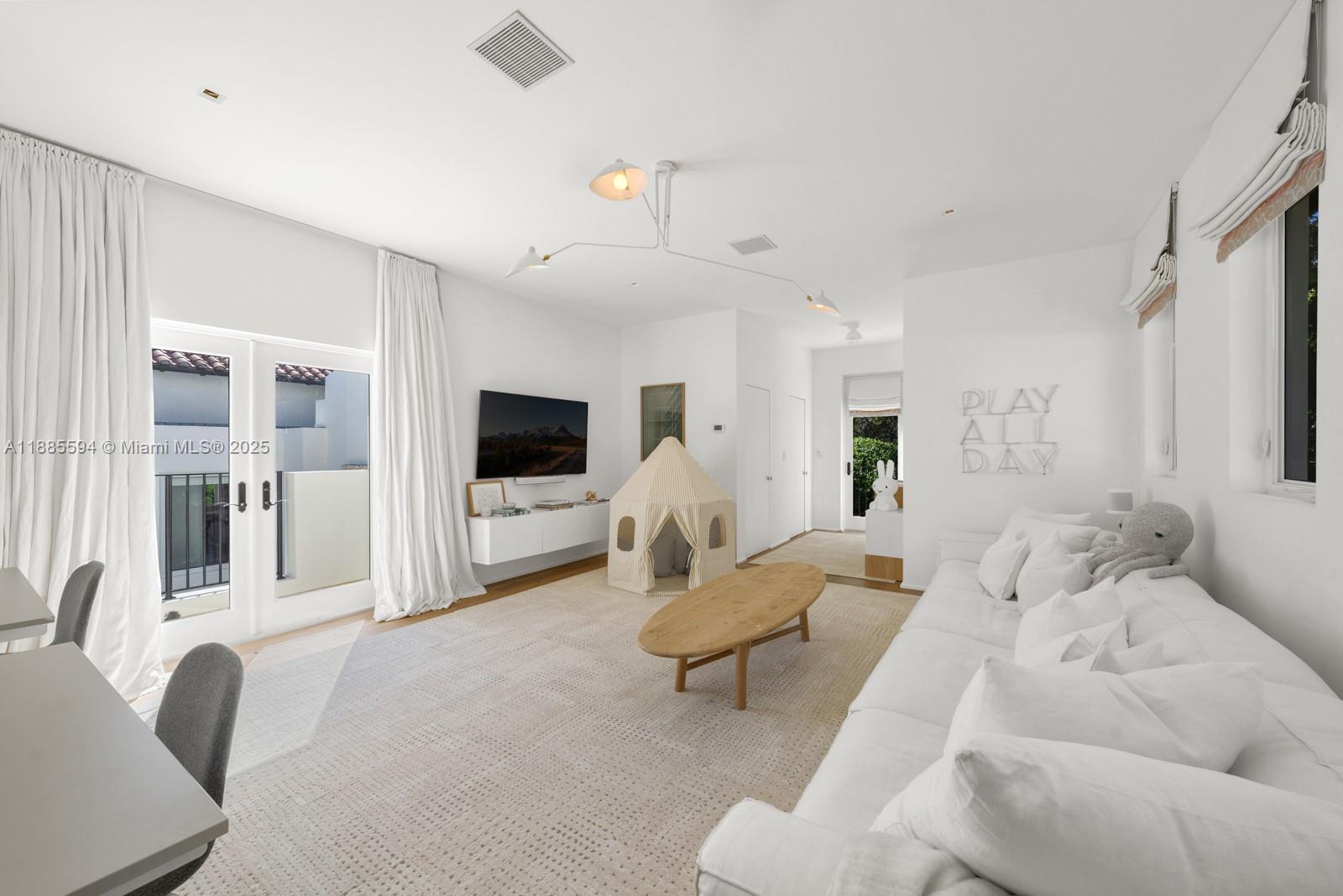 545 Casuarina Concourse Coral Gables, FL 33143 545 Casuarina Concourse Coral Gables, FL 33143