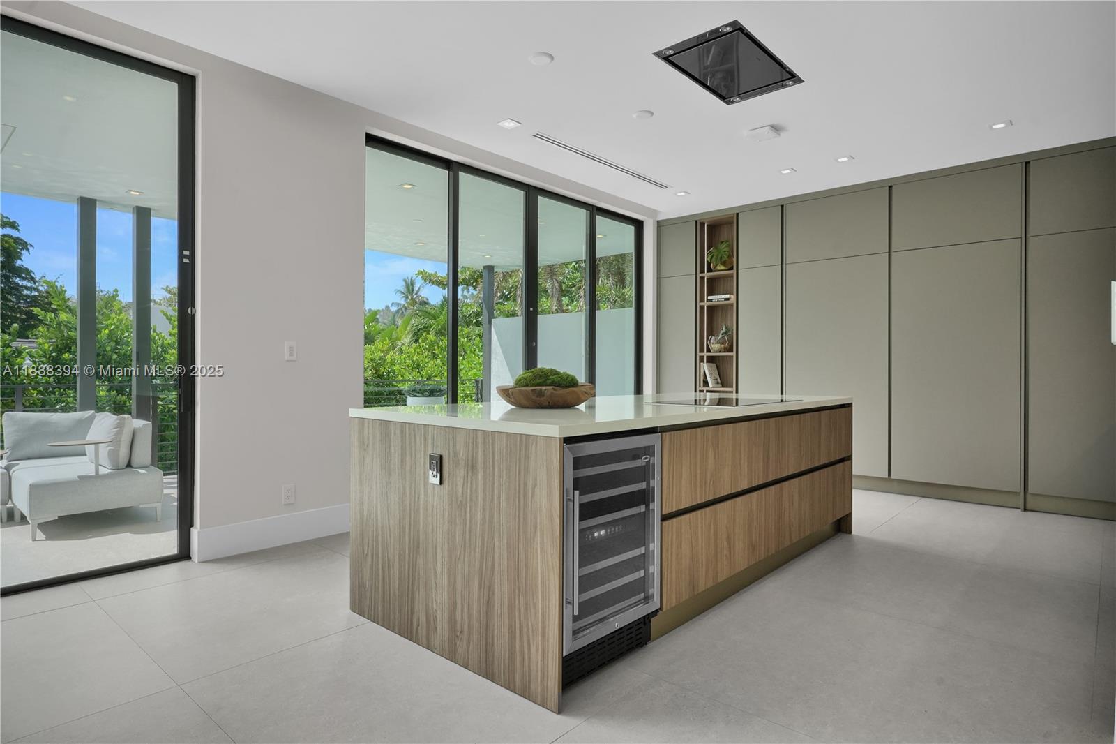 100 Hampton Ln Key Biscayne, FL 33149