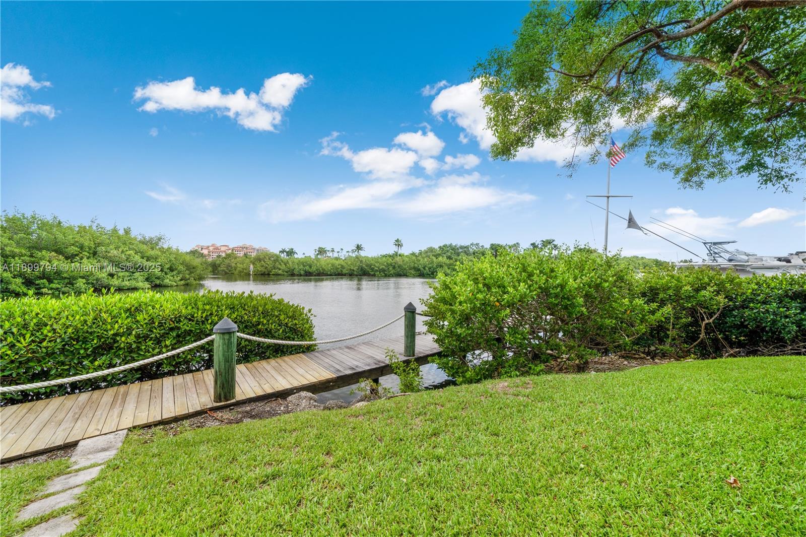 6100 Paradise Pt Dr Palmetto Bay, FL 33157