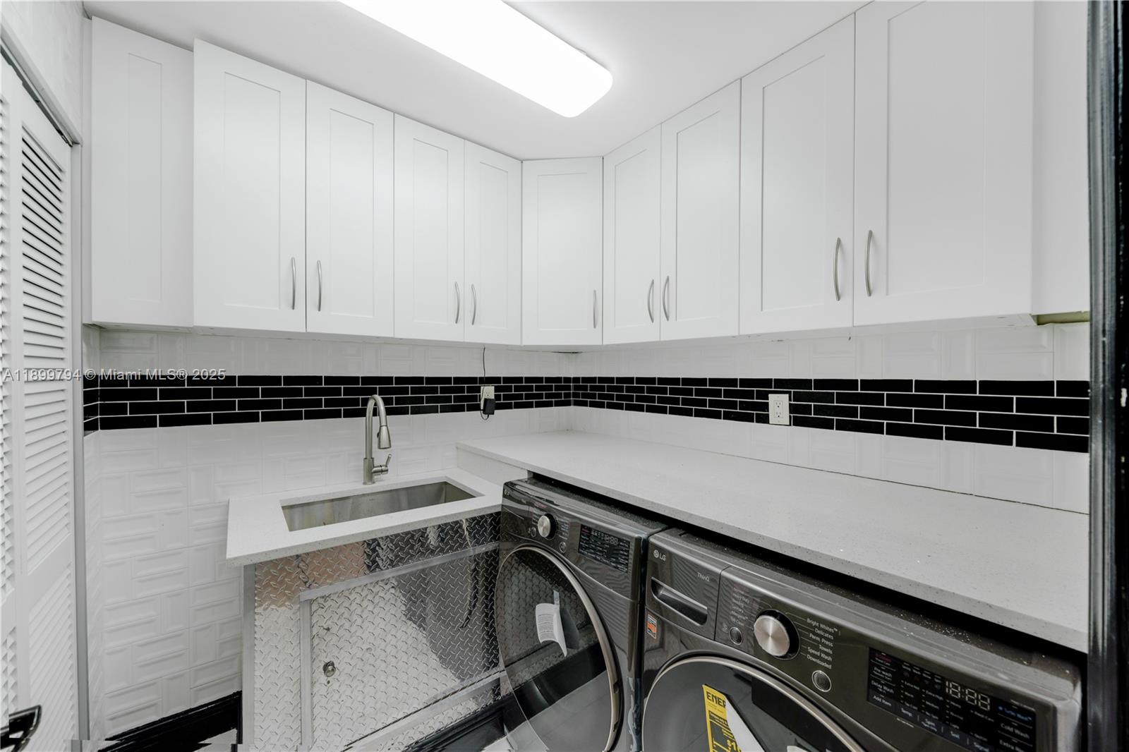 6100 Paradise Pt Dr Palmetto Bay, FL 33157