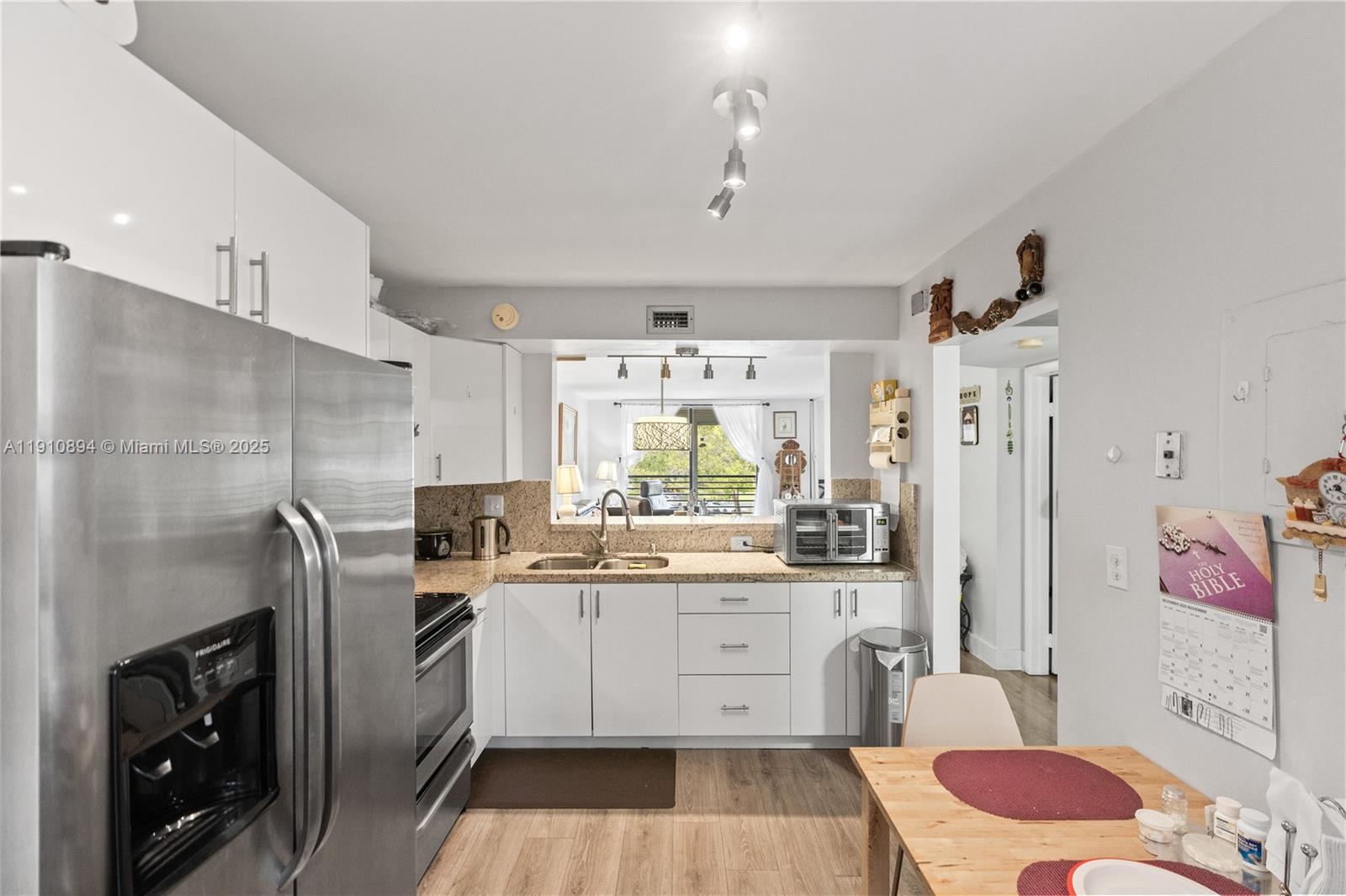 1000 Colony Pt Cir #308 Pembroke Pines, FL 33026