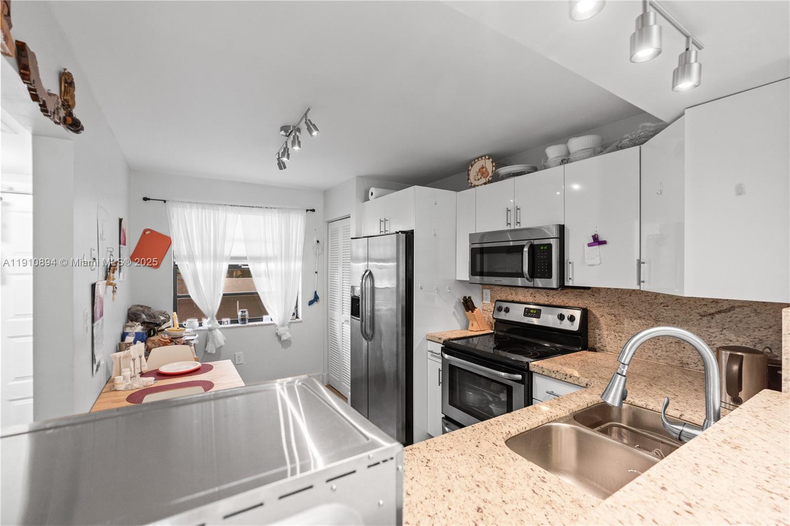 1000 Colony Pt Cir #308 Pembroke Pines, FL 33026