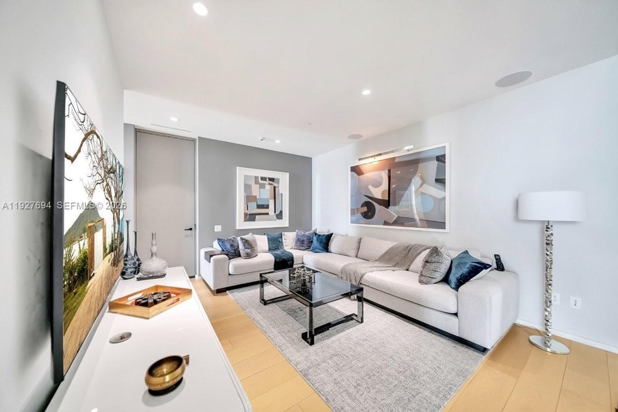 3315 Collins Ave #10A Miami Beach, FL 33140