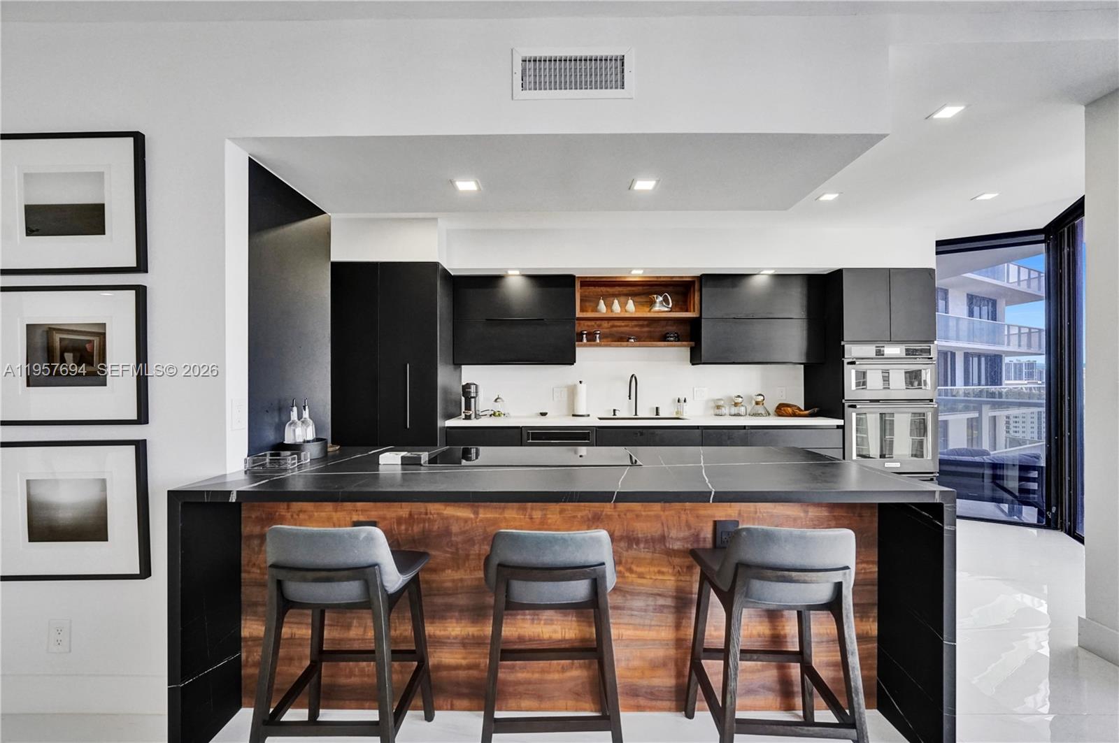 image Hamptons West25