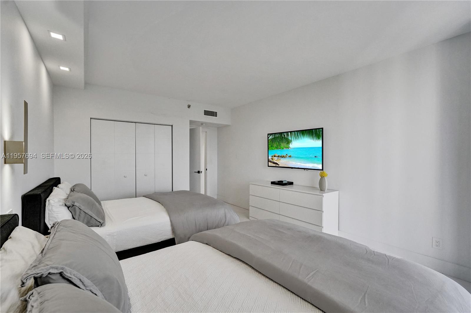 image Hamptons West45