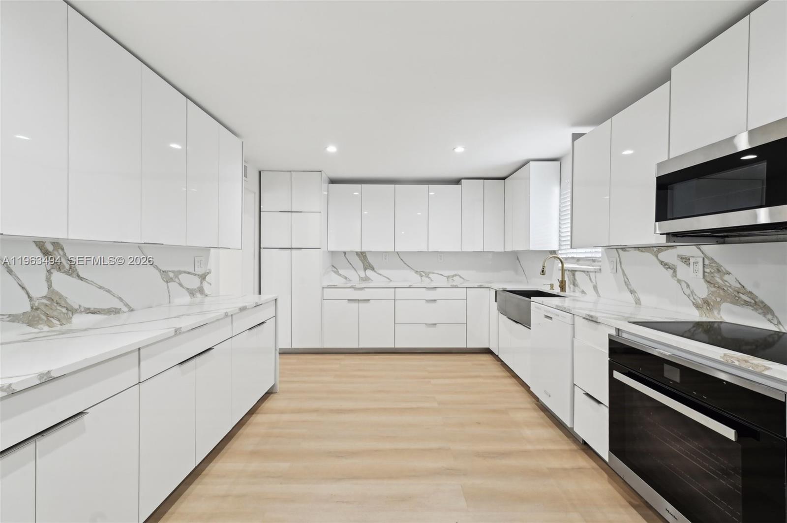 299 S Biscayne Riv Dr Miami, FL 33169