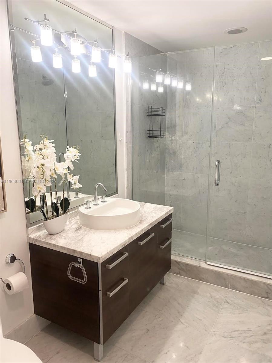 image Vizcayne North25