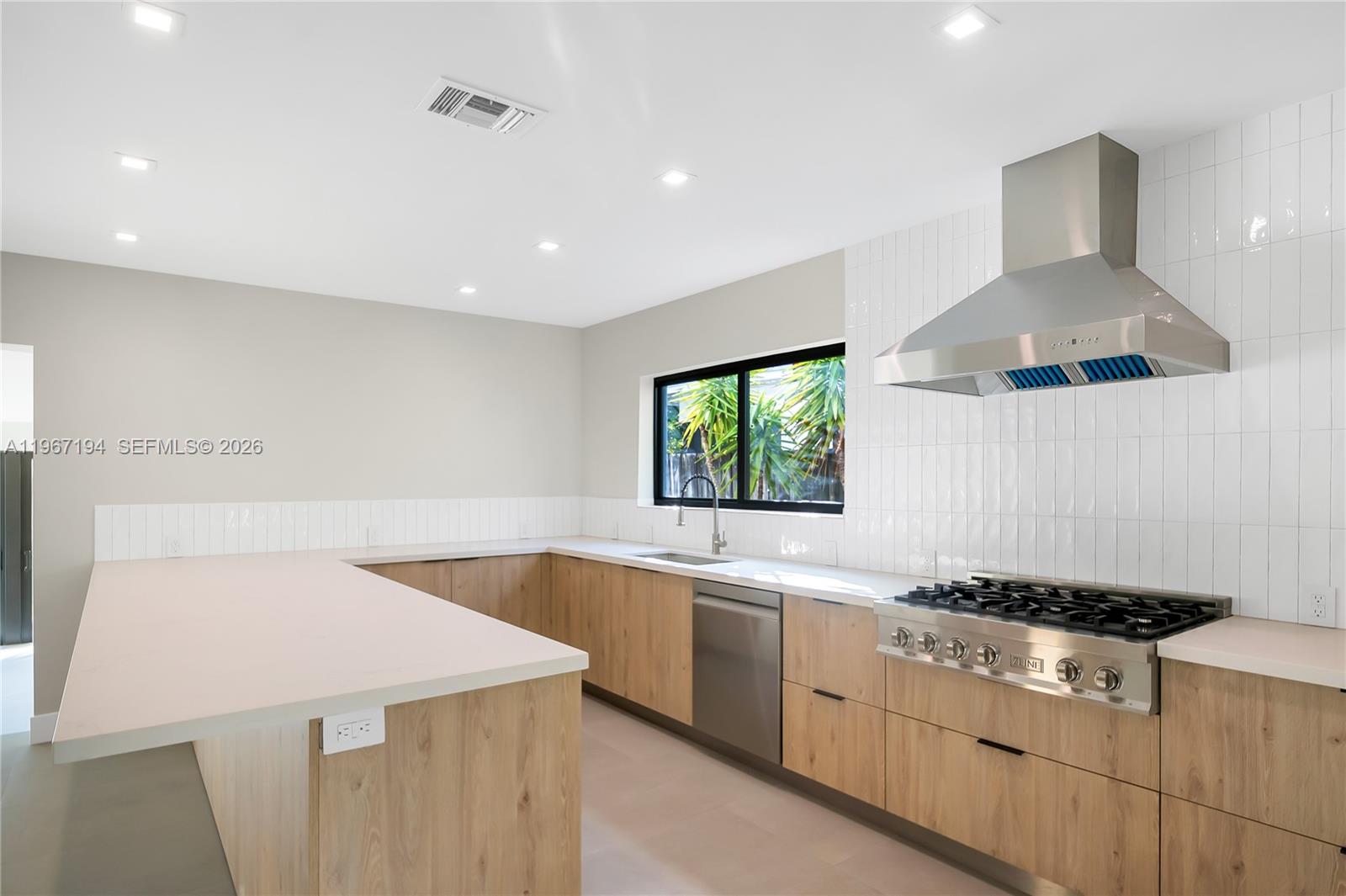 910 W 47th Ct Miami Beach, FL 33140