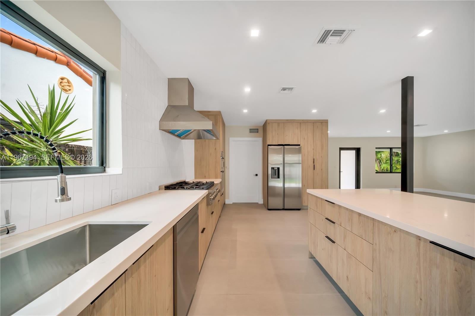 910 W 47th Ct Miami Beach, FL 33140