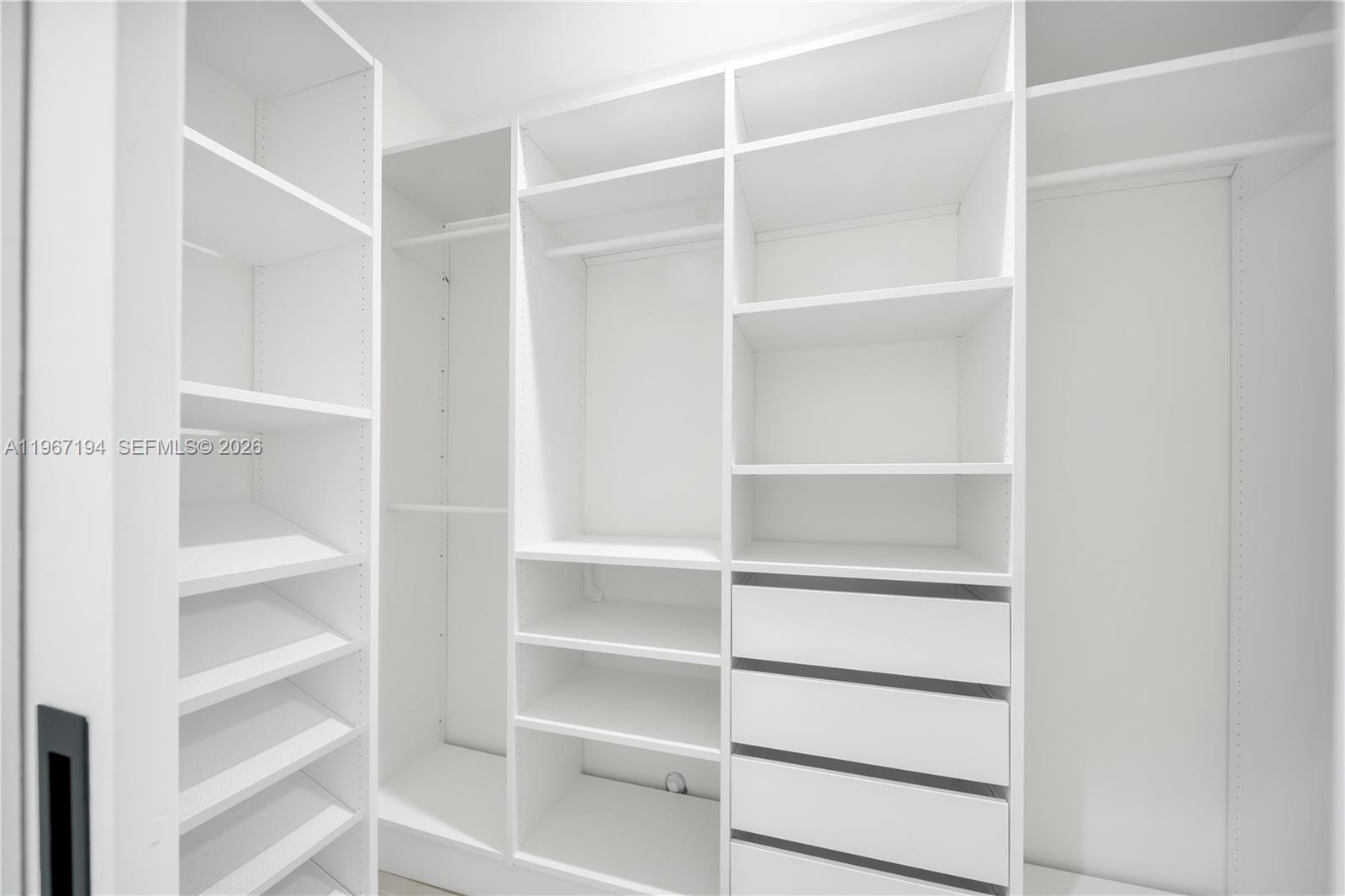 910 W 47th Ct Miami Beach, FL 33140