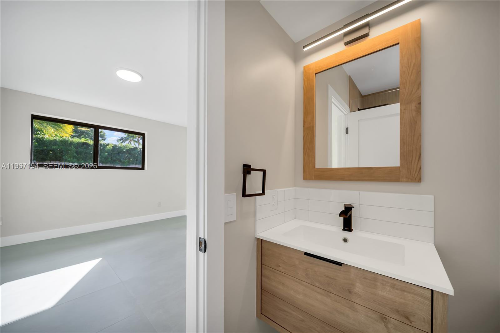 910 W 47th Ct Miami Beach, FL 33140