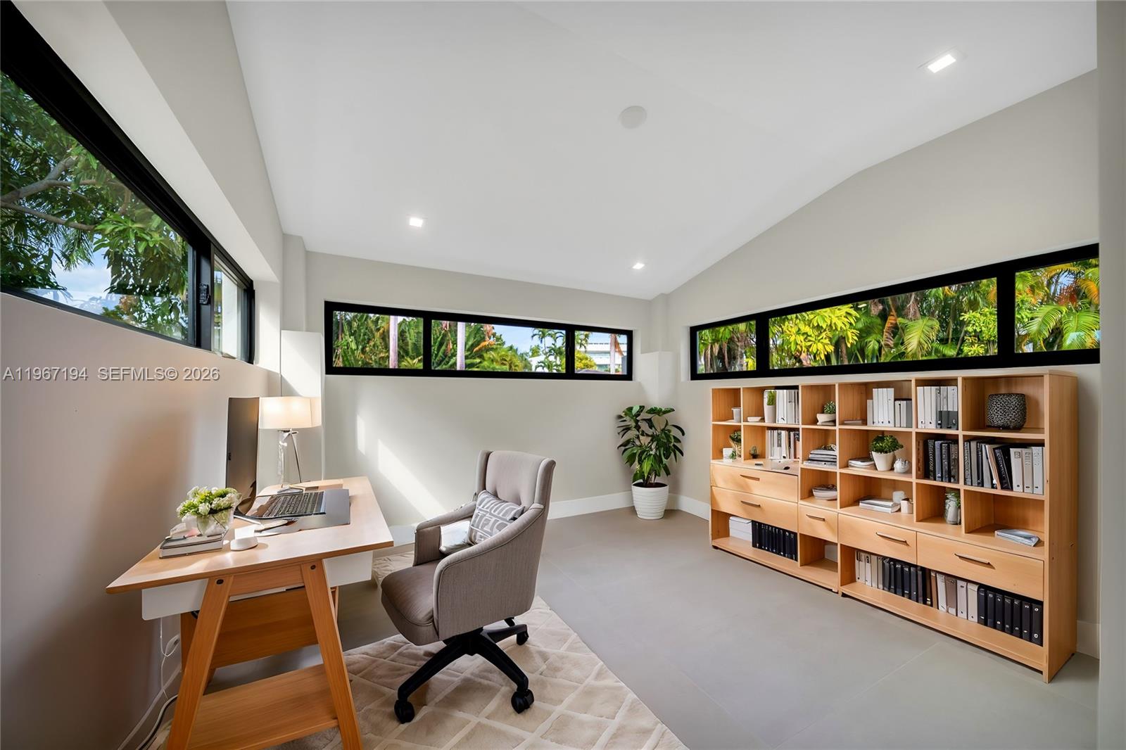 910 W 47th Ct Miami Beach, FL 33140