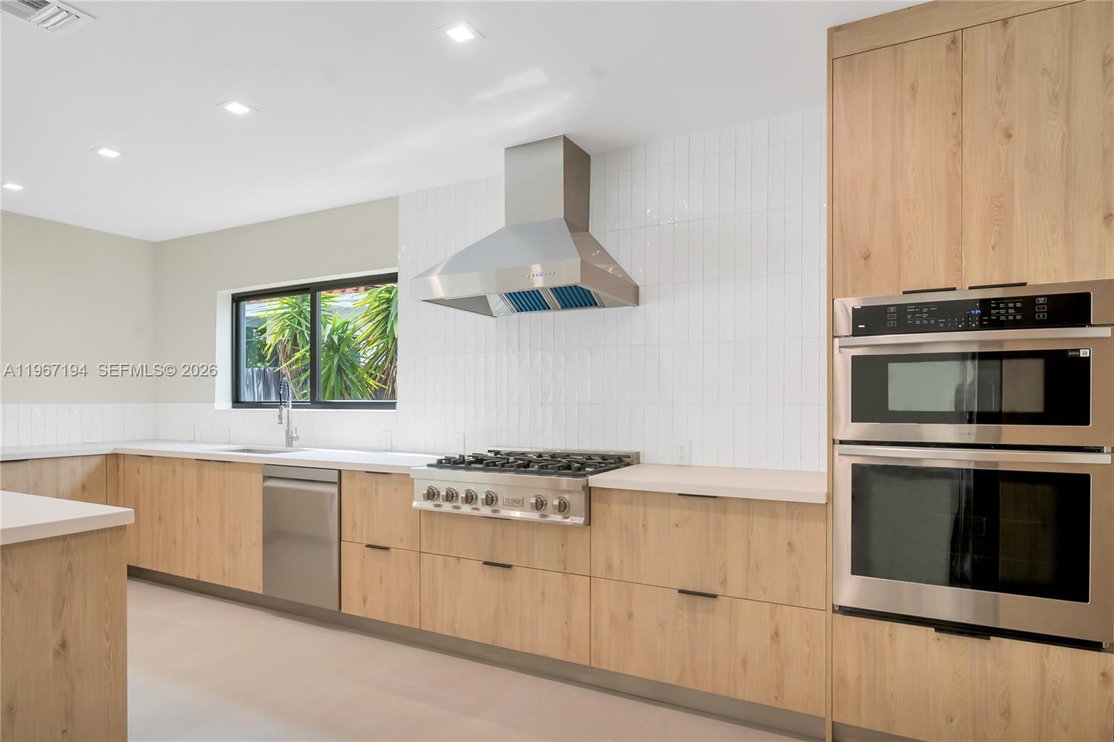 910 W 47th Ct Miami Beach, FL 33140