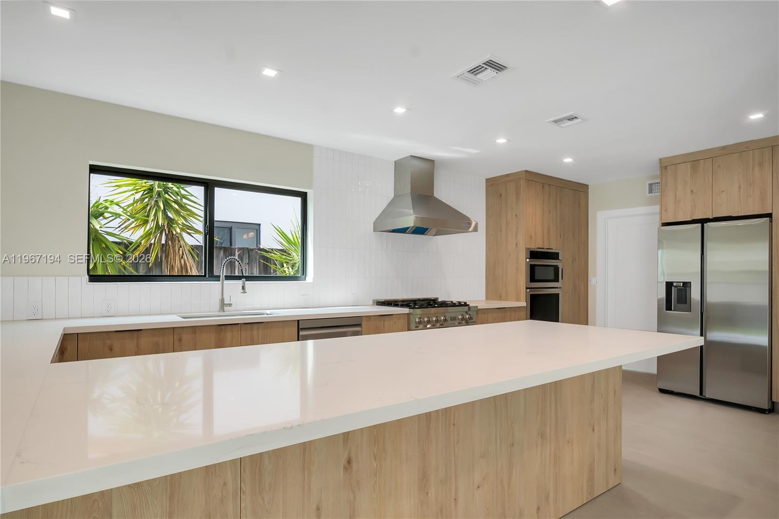 910 W 47th Ct Miami Beach, FL 33140