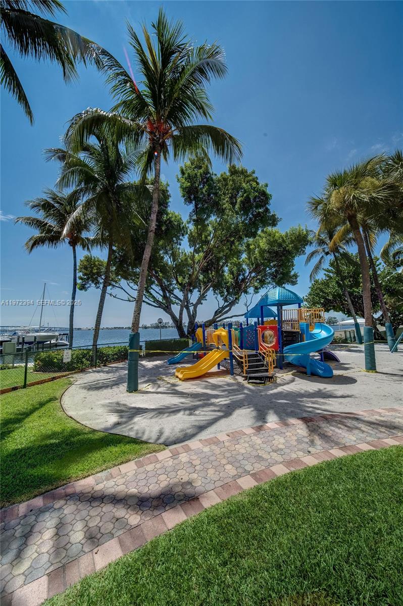 image Brickell Place I28