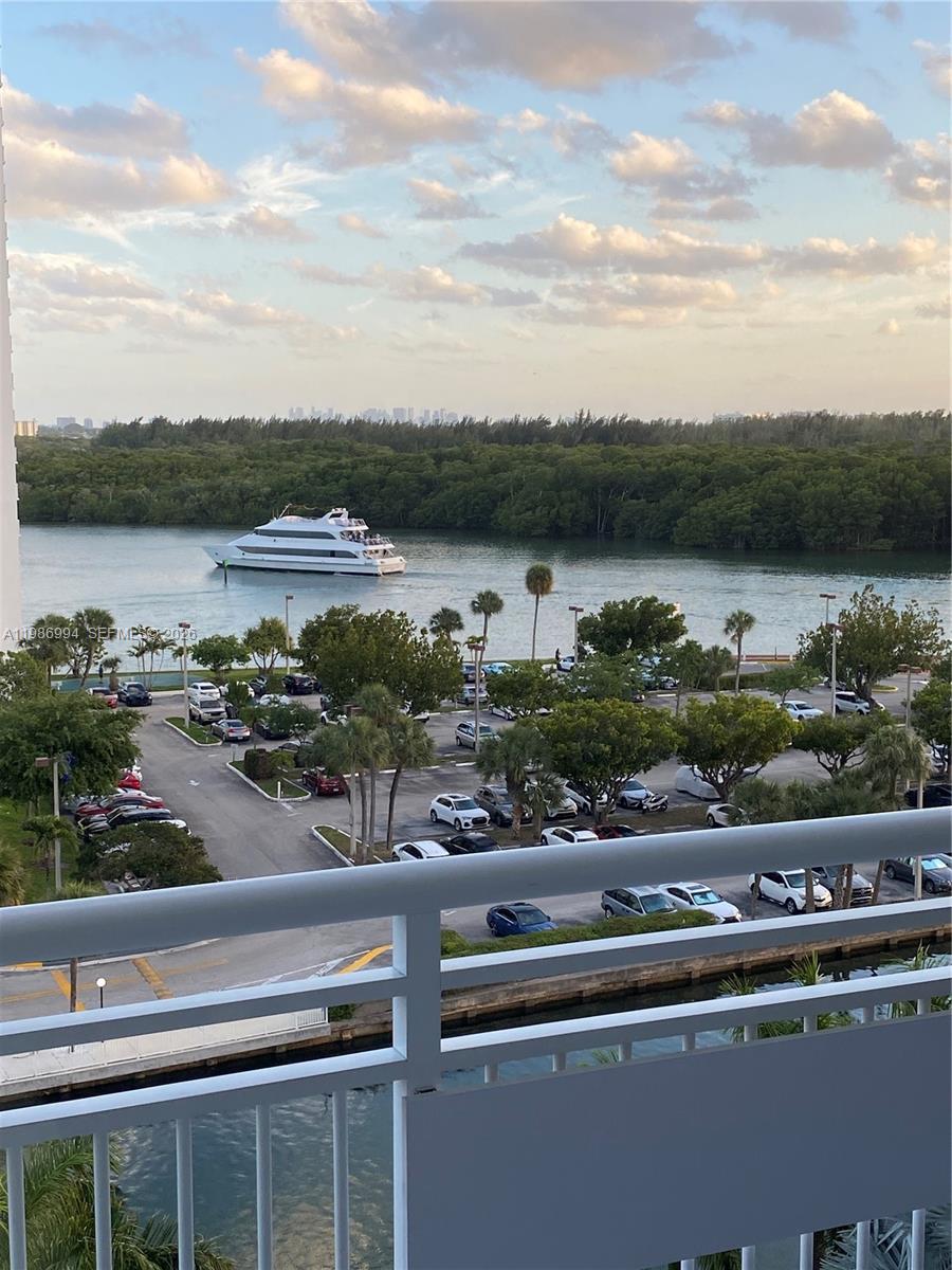 400 SE Kings Pt Dr #822-23 Sunny Isles Beach, FL 33160