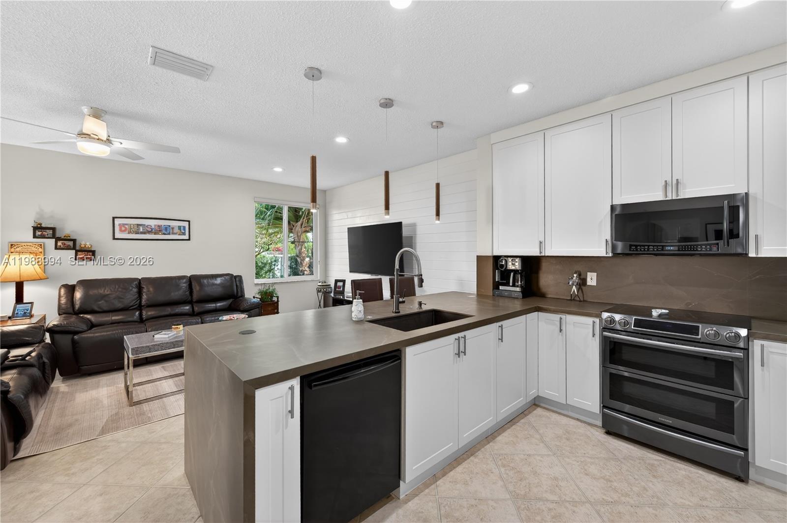 1512 Maple Dr Weston, FL 33327