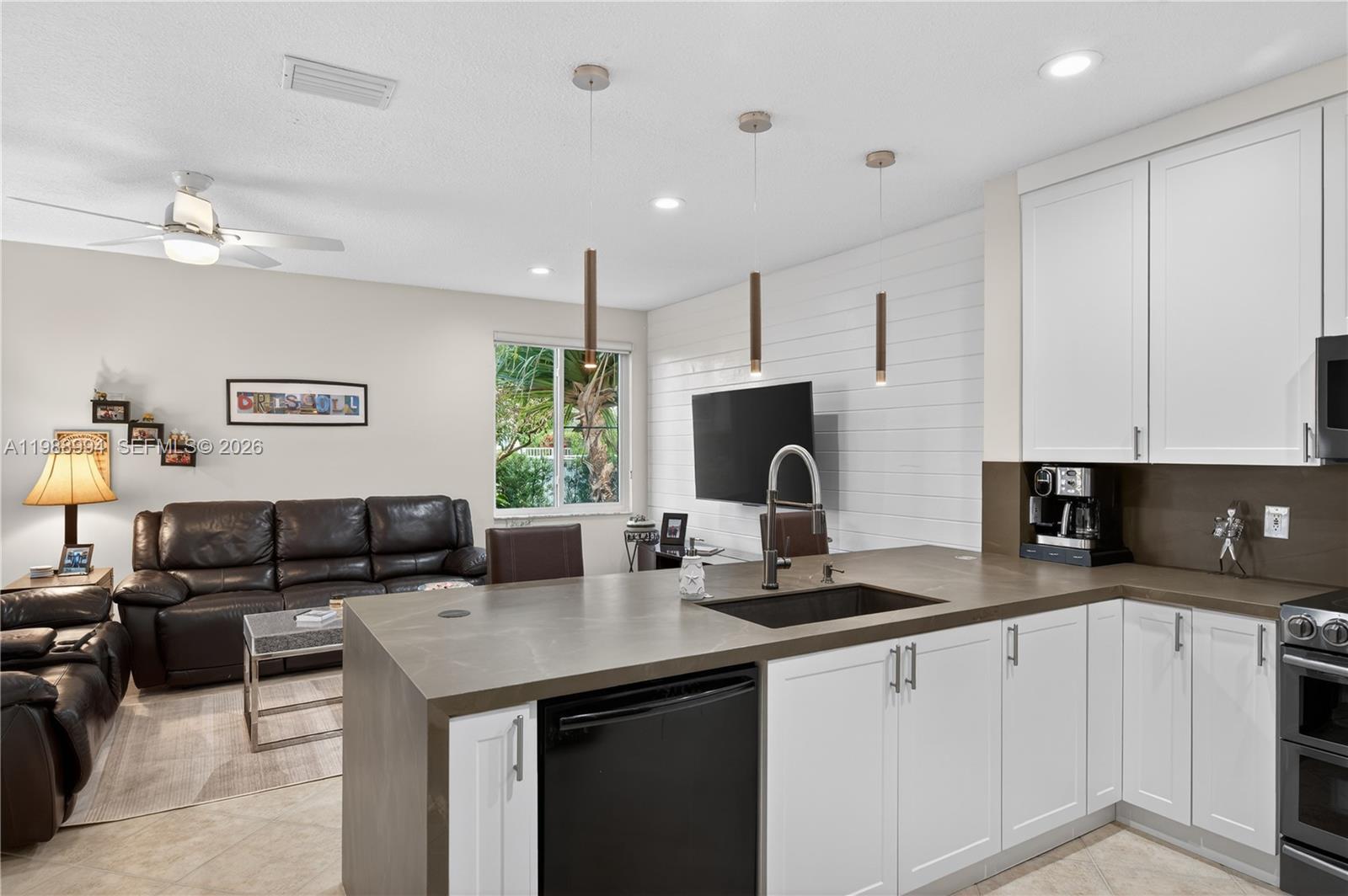 1512 Maple Dr Weston, FL 33327