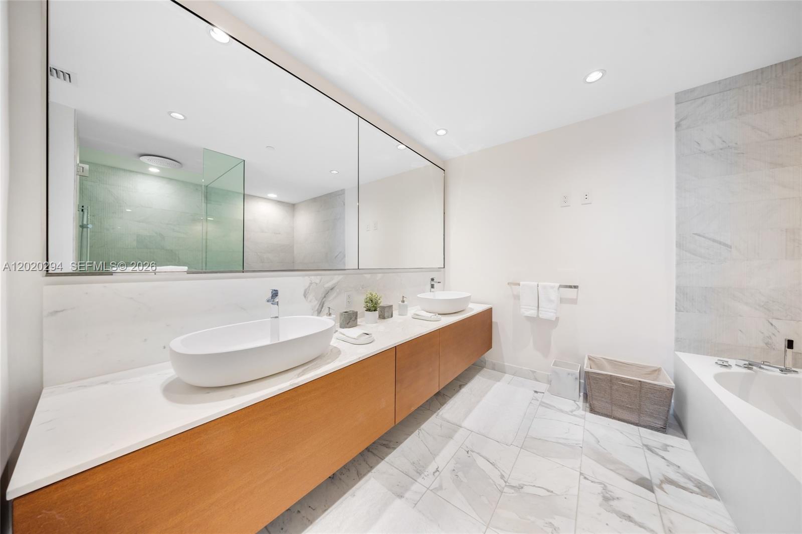 10201 Collins Ave #305 Bal Harbour, FL 33154