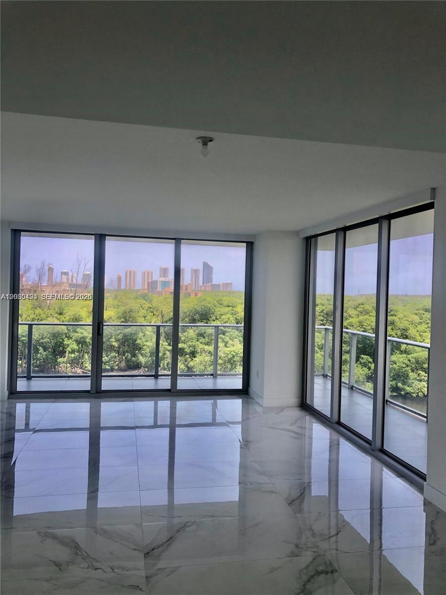 16385 Biscayne Blvd #621