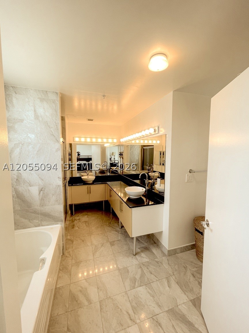 image Brickell on the River North14