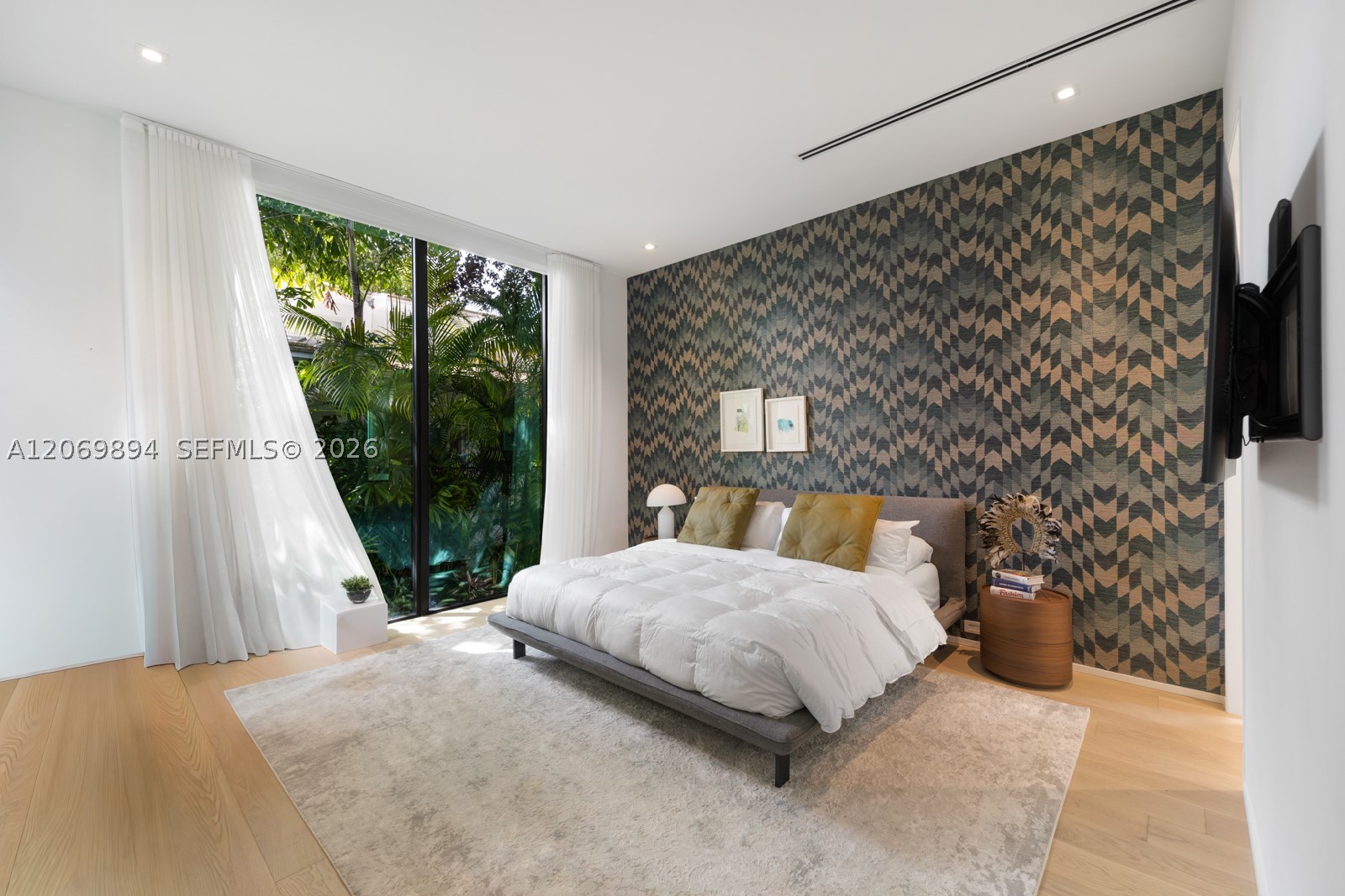 6015 N Bay Rd Miami Beach, FL 33140