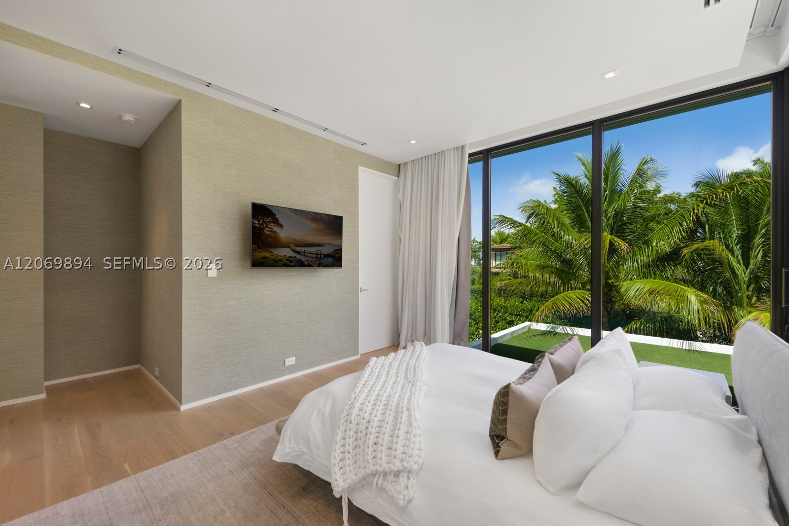 6015 N Bay Rd Miami Beach, FL 33140
